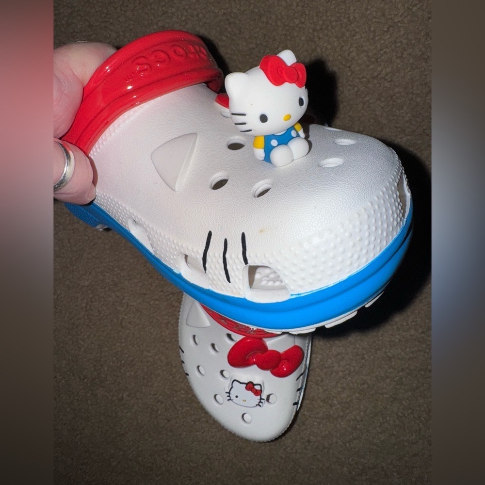 Crocs Hello Kitty with 3D Hello Kitty Jibbitz J5/Big Kids - fits like W7